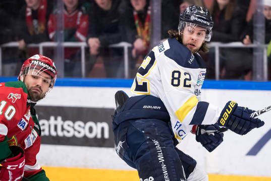 s Kevin Stenlund  i ishockeymatchen i SHL mellan Mora och