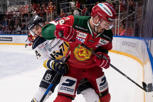 s Stefan Elliott och Moras Andrew Rowe  i ishockeymatchen i
