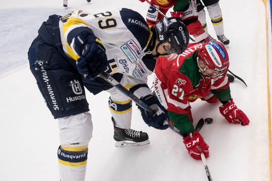 s David Ullström och Moras Matt Bailey  i ishockeymatchen