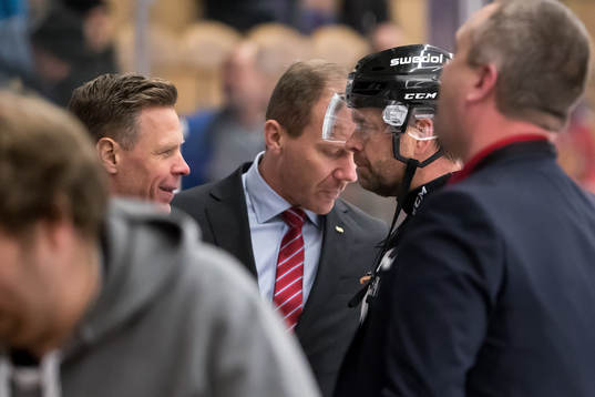 s tränare Johan Lindbom och domare Patrik Sjöberg i
