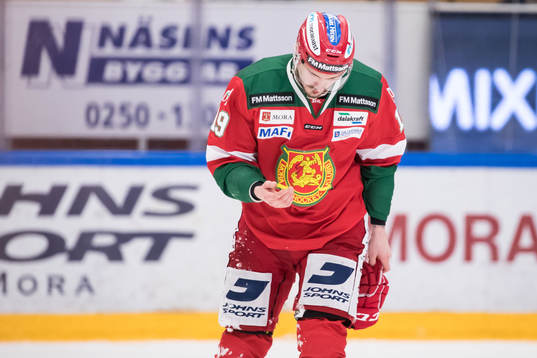 Moras John Persson blöder från munnen