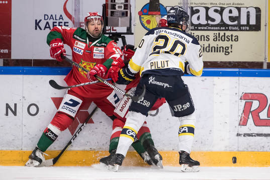 s Lawrence Pilut  i ishockeymatchen i SHL mellan Mora och