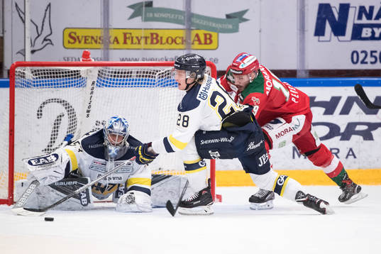 s Anton Bengtsson framför HV71:s målvakt Fredrik