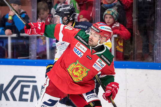 Moras Andrew Kozek  i ishockeymatchen i SHL mellan Mora och