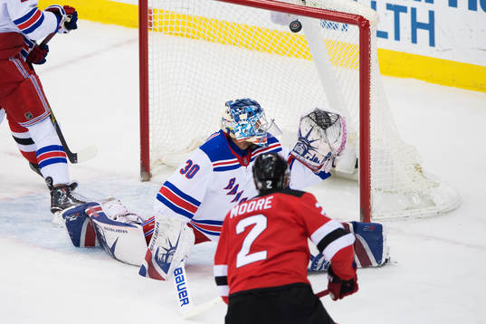 Rangers målvakt Henrik Lundqvist släpper in 1-0 från
