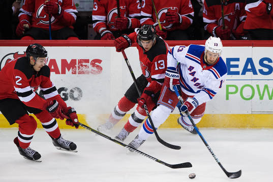 Devils John Moore och Nico Hischier utmanas av Rangers