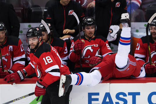 Devils Drew Stafford tacklar Rangers Mika Zibanejad över