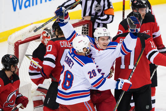 Rangers Paul Carey och Jimmy Vesey jublar