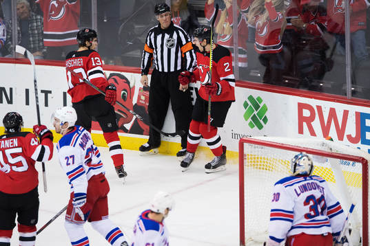 Devils Nico Hischier och John Moore jublar