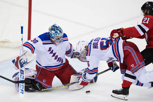 Rangers målvakt Henrik Lundqvist och Nick Holden utmanas