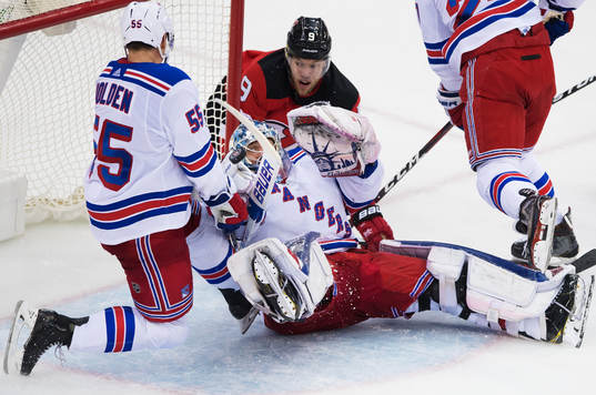 Rangers målvakt Henrik Lundqvist räddar ett skott