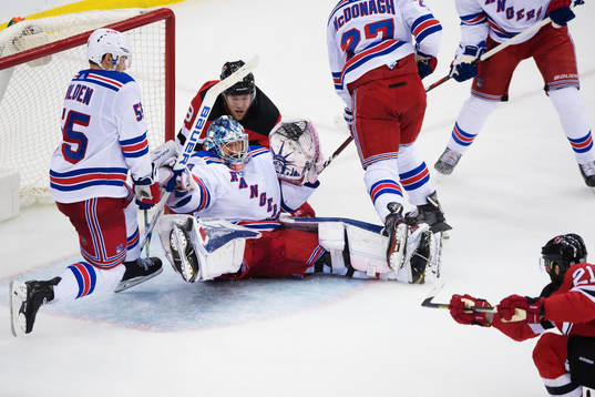 Rangers målvakt Henrik Lundqvist räddar ett skott från
