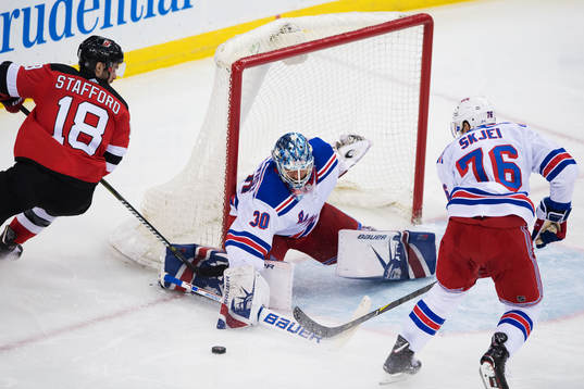 Devils Drew Stafford utmanar Rangers målvakt Henrik