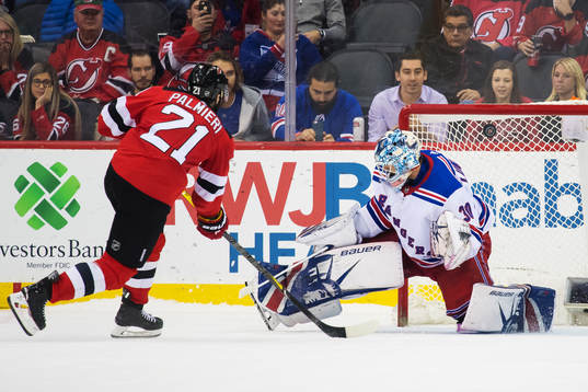 Devils Kyle Palmieri skjuter in ett mål bakom Rangers