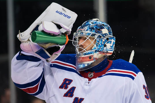 Rangers målvakt Henrik Lundqvist sprutar vatten i ansiktet