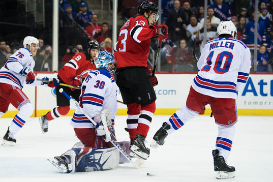 Rangers målvakt Henrik Lundqvist och J.T. Miller utmanas