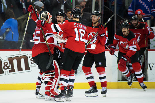 Devils spelare jublar