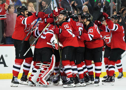 Devils spelare jublar