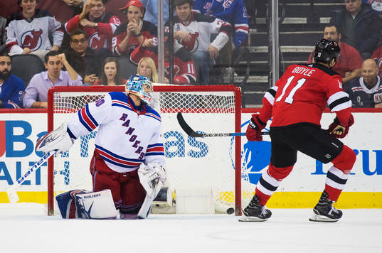 Devils Brian Boyle skjuter in det avgörande målet bakom