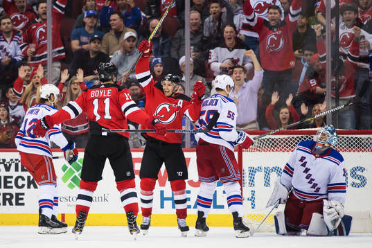 Devils Brian Boyle och Travis Zajac jublar