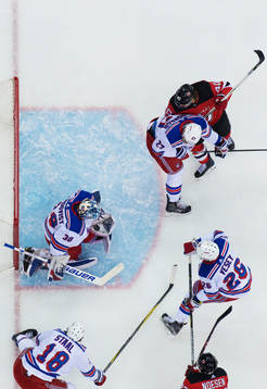 Rangers målvakt Henrik Lundqvist räddar ett skott