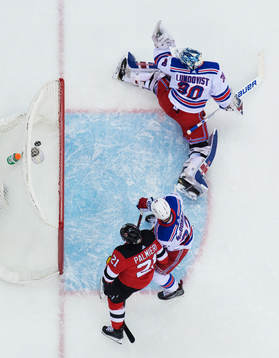 Rangers målvakt Henrik Lundqvist släpper in 1-0 från