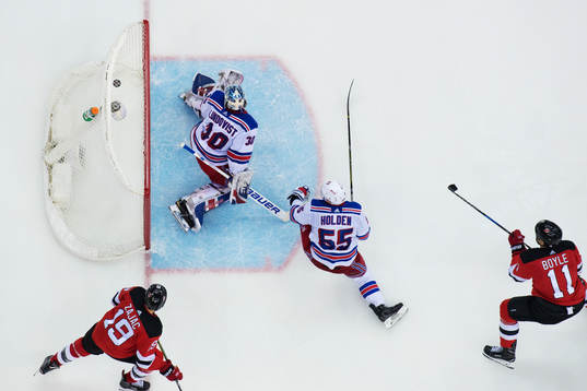 Devils Brian Boyle skjuter in 3-3 bakom Rangers målvakt