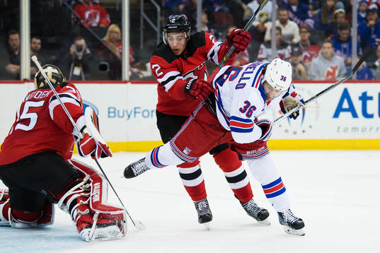 Devils målvakt Cory Schneider och John Moore utmanas av