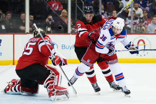 Devils målvakt Cory Schneider och John Moore utmanas av