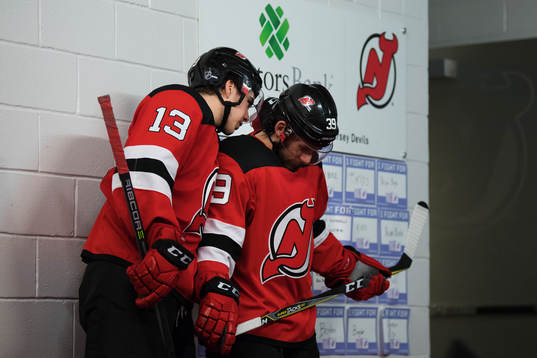 Devils Nico Hischier och Brian Gibbons i spelargången
