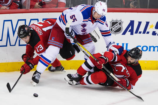 Devils Nico Hischier och Kyle Palmieri utmanas av Rangers