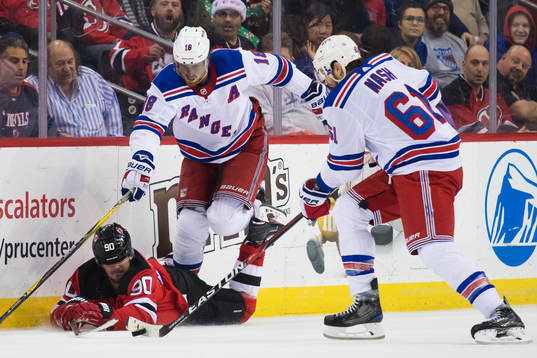 Devils Marcus Johansson i kamp om pucken med Rangers Marc