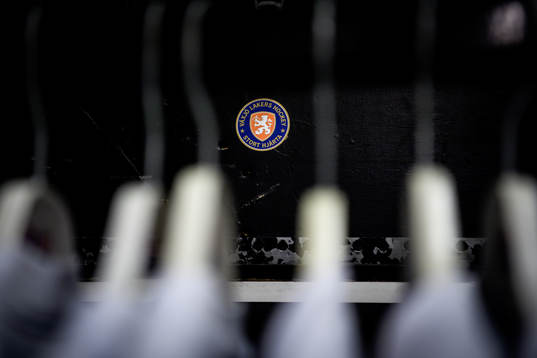 Växjös klubbmärke på en låda före ishockeymatchen i