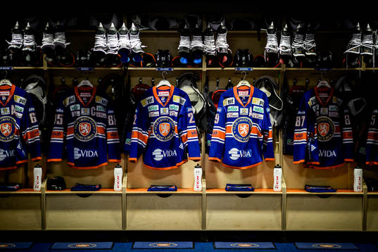 Växjös matchtröjor upphängda före ishockeymatchen i