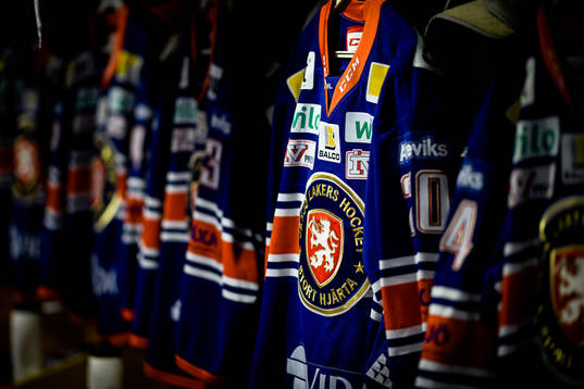 Växjös matchtröjor upphängda före ishockeymatchen i