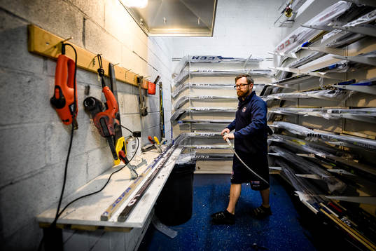 Växjös materialare Tobias Johsted före ishockeymatchen i