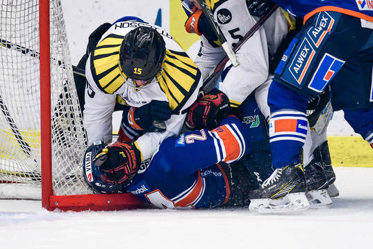 Gruff mellan Brynäs Simon Bertilsson och Växjös Brendan