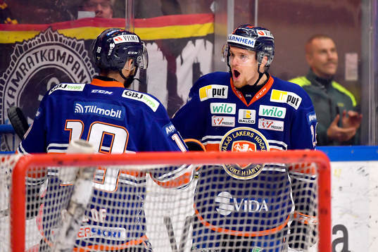 Växjös Brendan Shinnimin jublar med lagkamrat