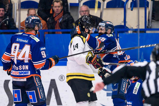 Gruff mellan Växjös Daniel Rahimi och Brynäs Johan Alcén