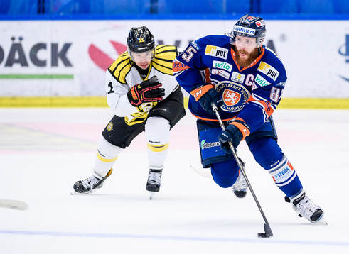 Växjös Liam Reddox jagas av Brynäs Kevin Clark