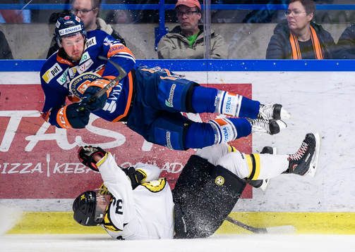 Växjös Martin Lundberg tacklar Brynäs Linus Ölund