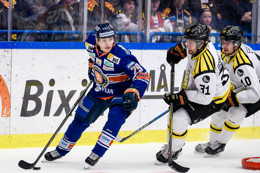 Växjös Pontus Holmberg jagas av Brynäs Jonathan