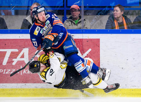 Växjös Martin Lundberg tacklar Brynäs Linus Ölund