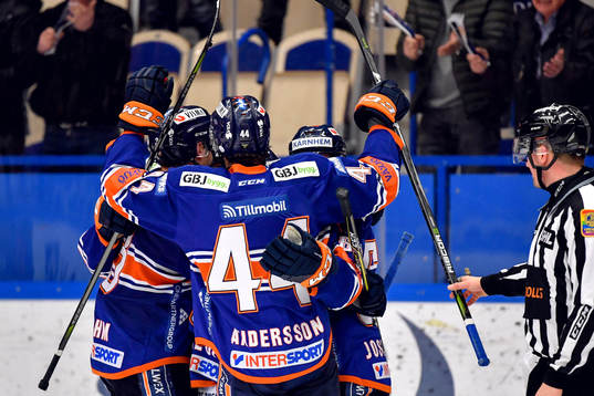 Växjös Andrew Calof jublar med lagkamrater
