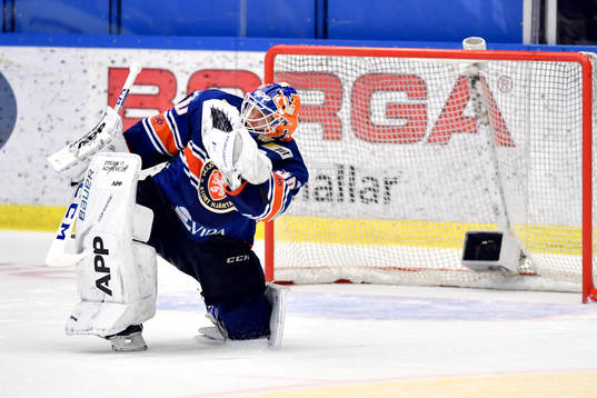 Växjös målvakt Viktor Fasth jublar