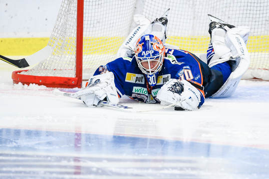 Växjös målvakt Viktor Fasth slänger sig