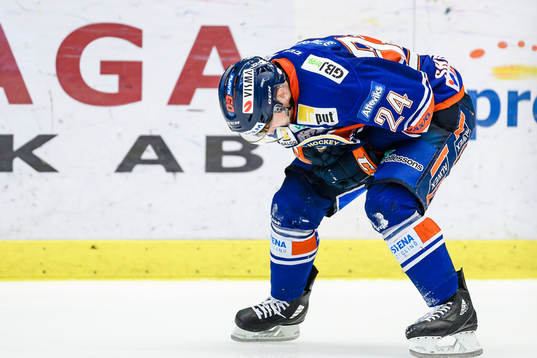 Växjös Brendan Shinnimin grinar illa