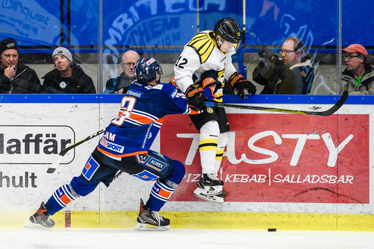 Växjös Oliver Bohm tacklar Brynäs Samuel Asklöf
