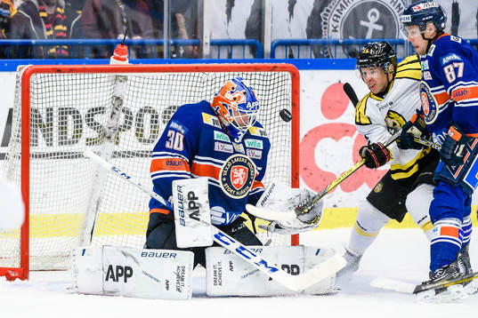 Växjös målvakt Viktor Fasth och Brynäs Kevin Clark