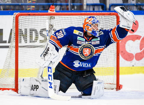 Växjös målvakt Viktor Fasth fångar en puck i plocken